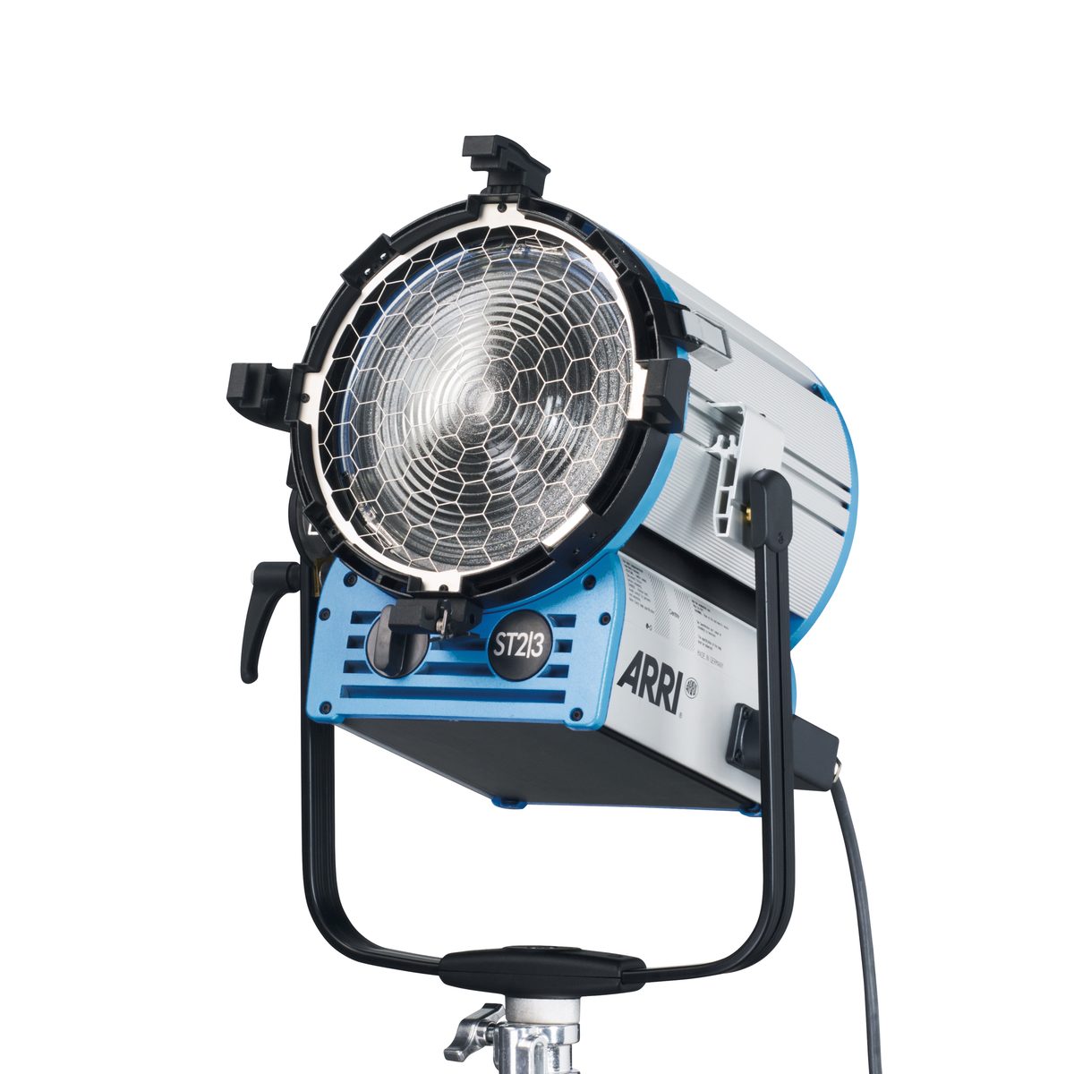 Arri 2/3 — Киностудийный прожектор мощностью 3000 W со шторками. В дополнение можно взять усиленную стойку 4 или 5 м, фростраму и диммер.