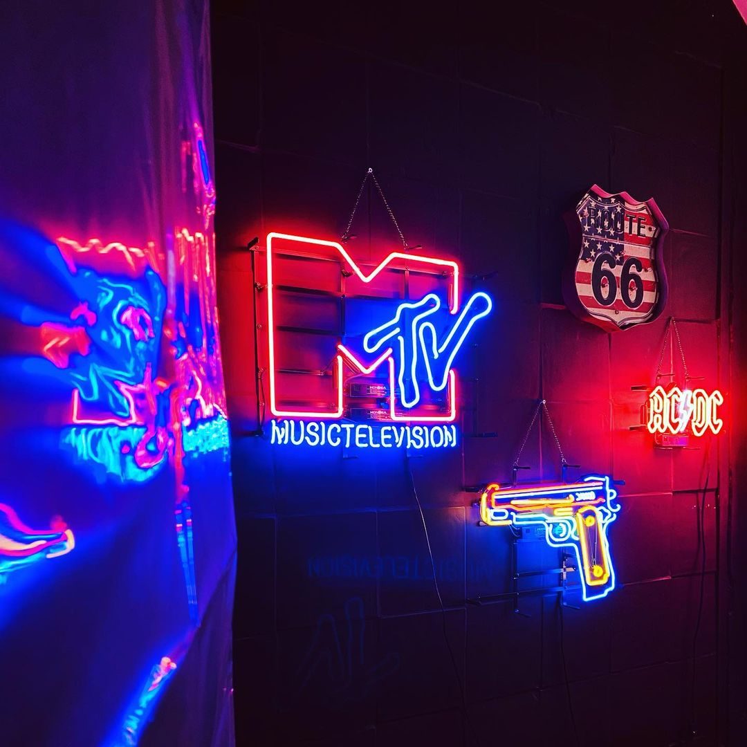 Неоновая вывеска MTV